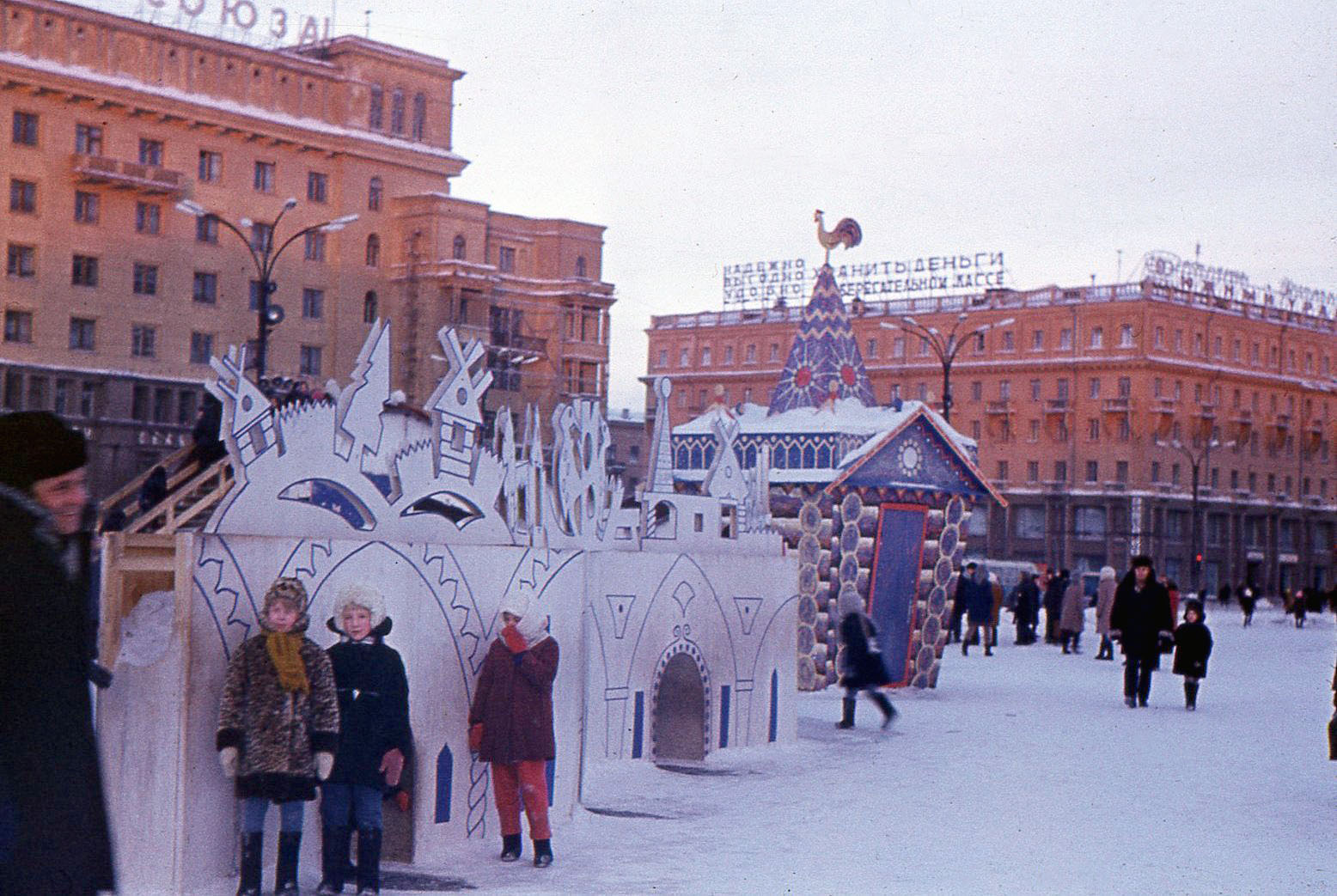 1123537 Снежный городок на пл. Революции.jpg