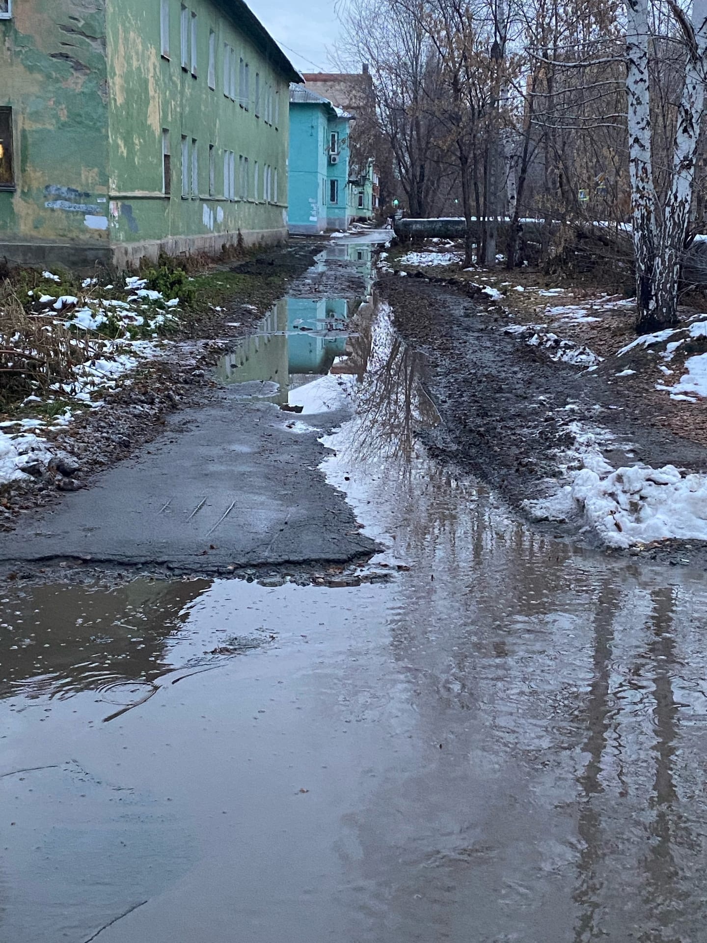 Снег тонет. Лужа. Мокрый снег. Обильное таяние снега. Снежный ливень.