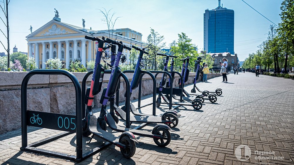 В Челябинске на сутки арестовали бесправника на электросамокате